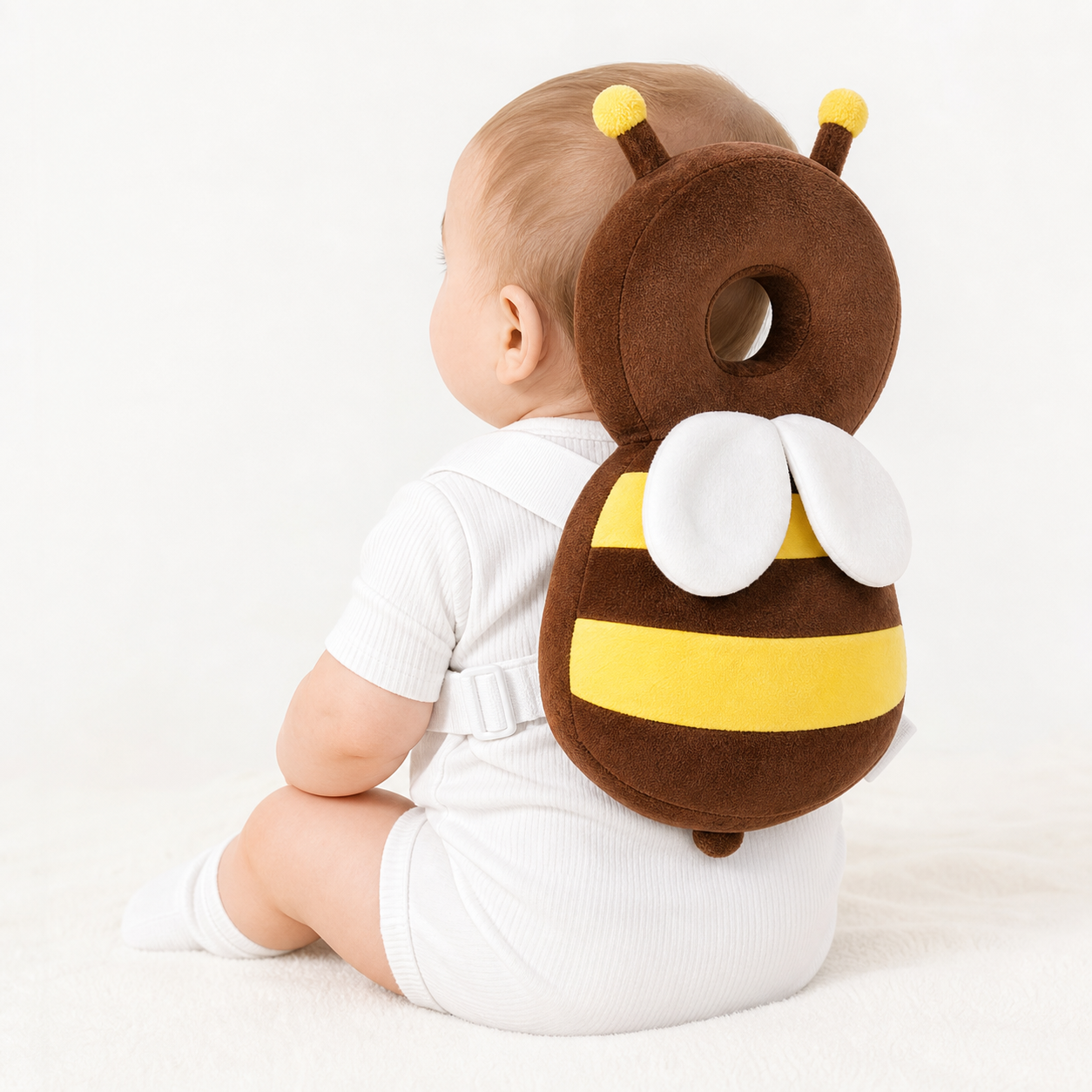 Bebé usando la mochilita protectora de cabeza mientras aprende a caminar